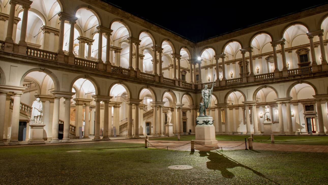 Cortile d'onore di Palazzo Brera illuminato di sera